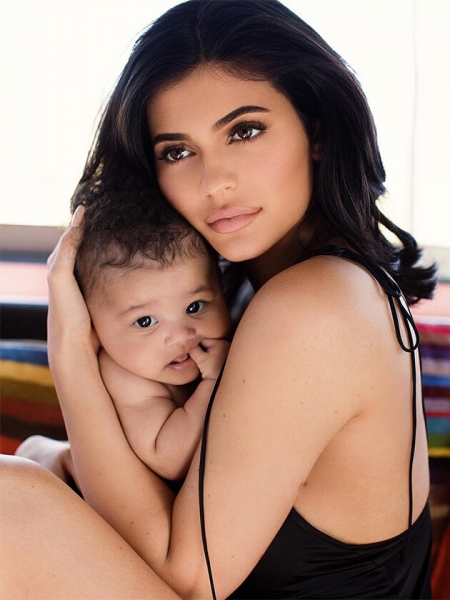 При параде: Рианна, Ким Кардашьян и другие звезды, которые красятся даже на пляж