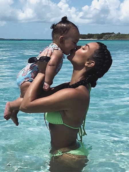 При параде: Рианна, Ким Кардашьян и другие звезды, которые красятся даже на пляж