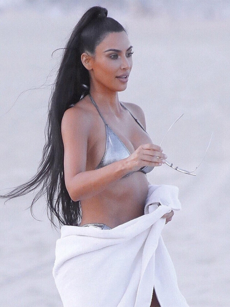 При параде: Рианна, Ким Кардашьян и другие звезды, которые красятся даже на пляж