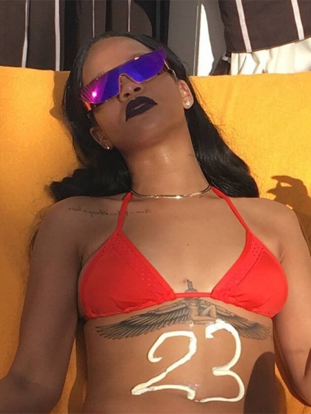 При параде: Рианна, Ким Кардашьян и другие звезды, которые красятся даже на пляж