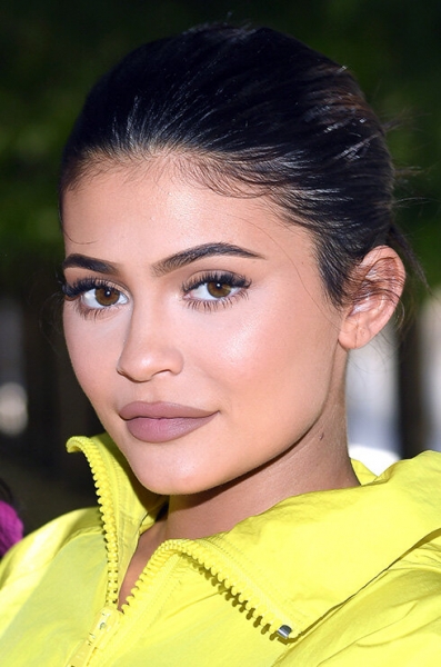 Пухлые губы без&nbsp;филлеров: что такое булхорн и&nbsp;кто из&nbsp;звезд уже сделал операцию