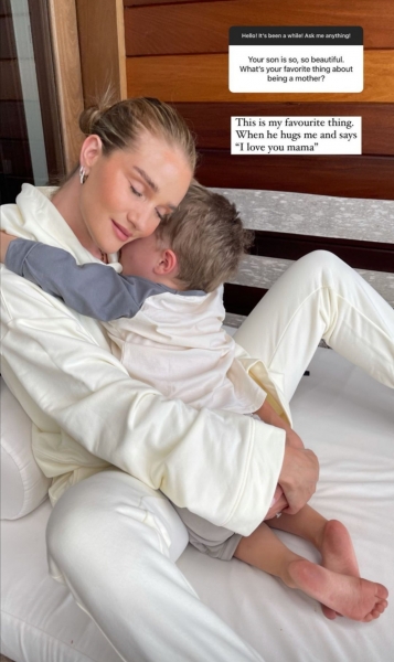 Роузи Хантингтон-Уайтли поделилась редкими фотографиями сына и рассказала об отношениях с Джейсоном Стэтхемом 