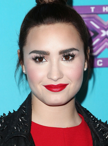 Ставка на&nbsp;красное не&nbsp;прошла! Звезды, которых подвела красная помада