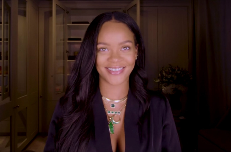 Видеоурок: Рианна показала, как сделать естественный макияж