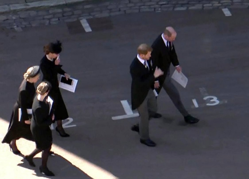 Воссоединение принцев Уильяма и Гарри и провокация: как прошли похороны принца Филиппа