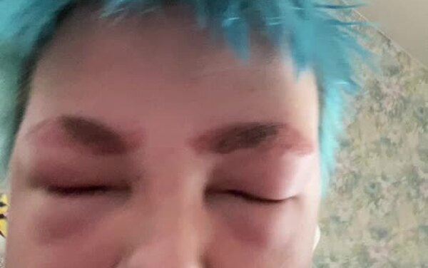 Загорелись волосы, выпали ресницы: домашние процедуры, которые пошли не&nbsp;по плану