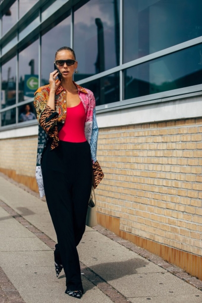 Животный принт и цветная кожа: как носить Майки-алкоголички стильно в этом сезоне