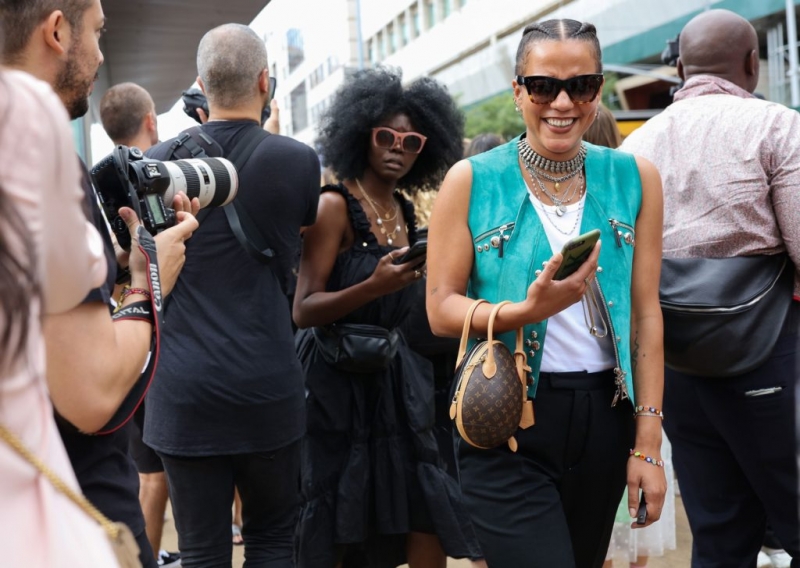 Животный принт и цветная кожа: как носить Майки-алкоголички стильно в этом сезоне