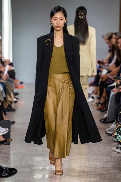 Животный принт и цветная кожа: как носить Майки-алкоголички стильно в этом сезоне