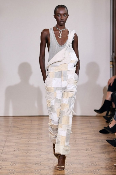 Животный принт и цветная кожа: как носить Майки-алкоголички стильно в этом сезоне