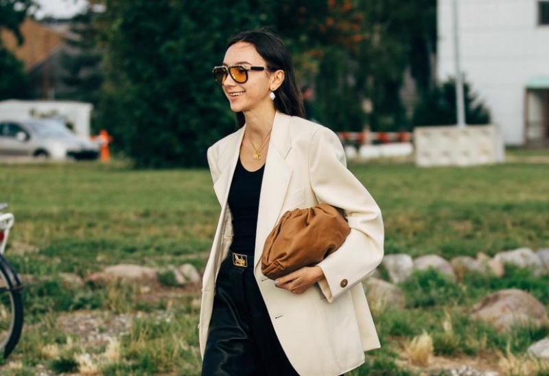 Животный принт и цветная кожа: как носить Майки-алкоголички стильно в этом сезоне