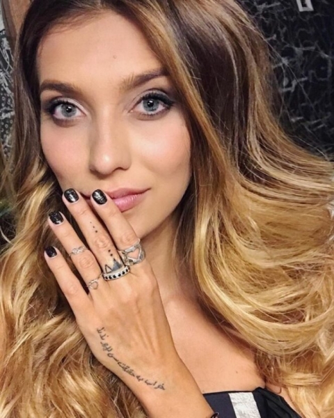 20 красивых мини-тату российских звезд, которые хочется повторить