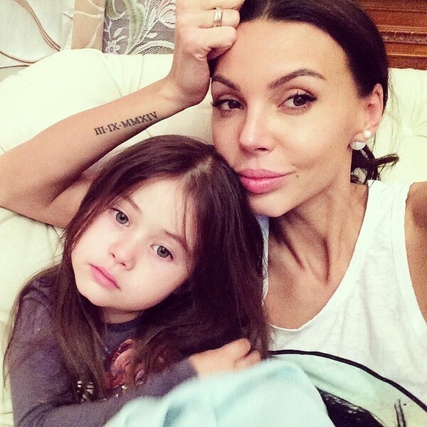 20 красивых мини-тату российских звезд, которые хочется повторить