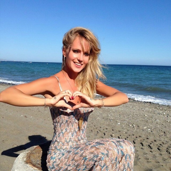 20 красивых мини-тату российских звезд, которые хочется повторить