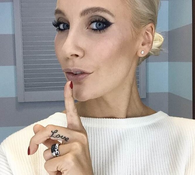 20 красивых мини-тату российских звезд, которые хочется повторить