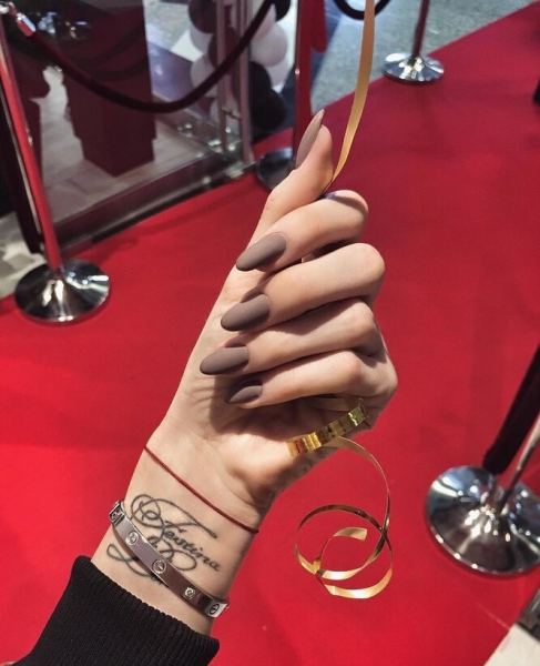 20 красивых мини-тату российских звезд, которые хочется повторить