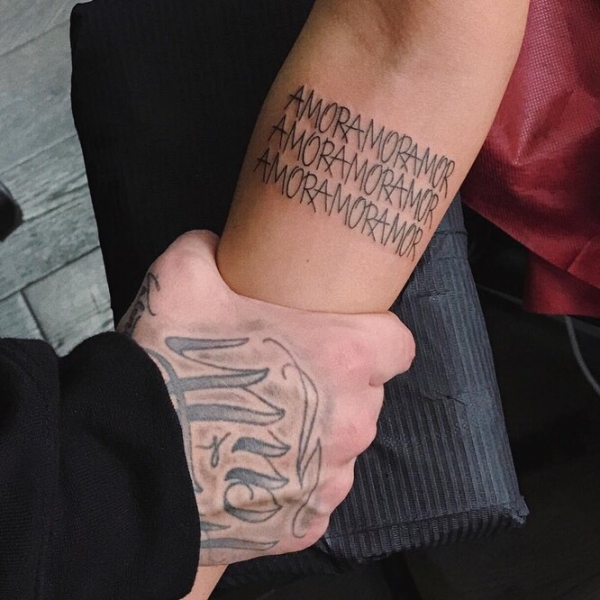 20 красивых мини-тату российских звезд, которые хочется повторить