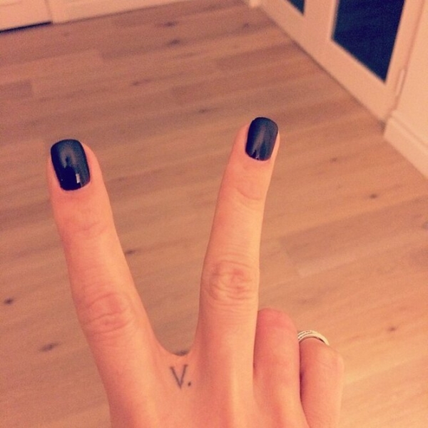 20 красивых мини-тату российских звезд, которые хочется повторить