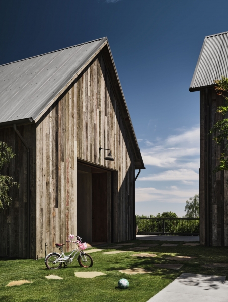 30-метровая люстра и фермерский стиль: как выглядит поместье Эштона Кутчера и Милы Кунис