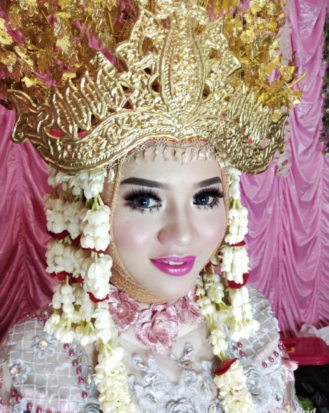 Адовые свадьбы: как красят невест для фотосессии в Азии?