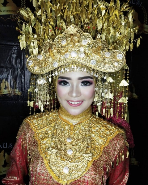 Адовые свадьбы: как красят невест для фотосессии в Азии?