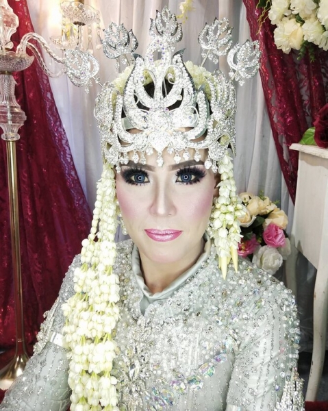 Адовые свадьбы: как красят невест для фотосессии в Азии?