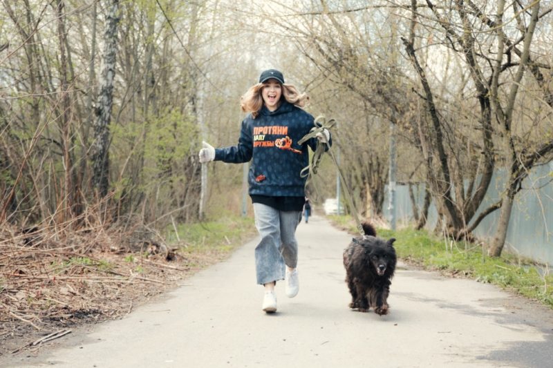 Аня Покров, Артур Бабич и Маха Горячева помогают бездомным животным 