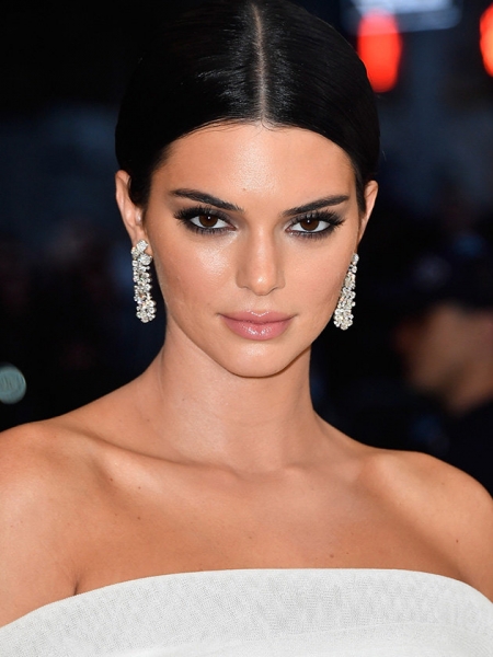 Бледная моль или тонна штукатурки? Одни и те же звезды с разным слоем макияжа