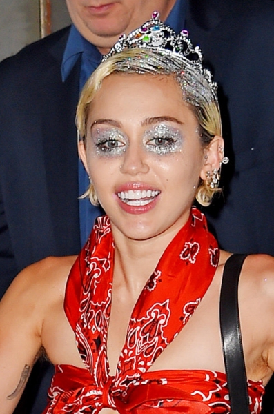 Блестящий провал: 7 звездных примеров того, как глиттер портит макияж