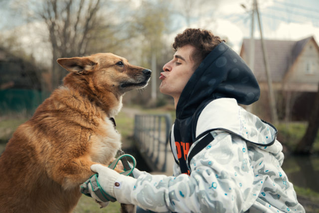 Бренд Cheetos запустил благотворительную кампанию «Протяни лапу дружбы»