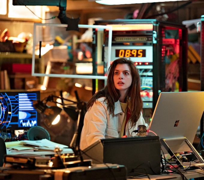 Что смотреть: новый фантастический сериал с Энн Хэтэуэй и Морганом Фриманом