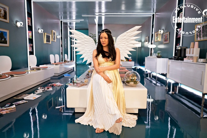 Что смотреть: новый фантастический сериал с Энн Хэтэуэй и Морганом Фриманом