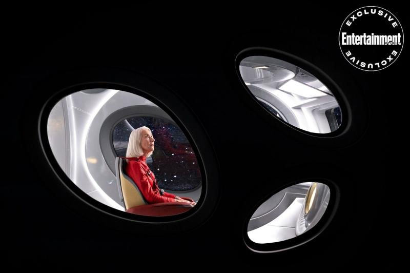 Что смотреть: новый фантастический сериал с Энн Хэтэуэй и Морганом Фриманом