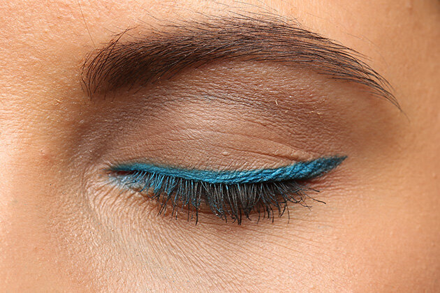 Цветные стрелки на пике популярности! 5 ярких вариантов под любые глаза