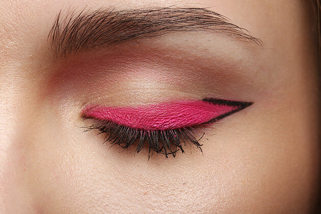 Цветные стрелки на пике популярности! 5 ярких вариантов под любые глаза