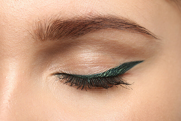 Цветные стрелки на пике популярности! 5 ярких вариантов под любые глаза