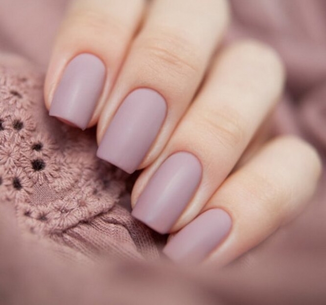 Деловой — не значит скучный: стильные идеи для офисного маникюра