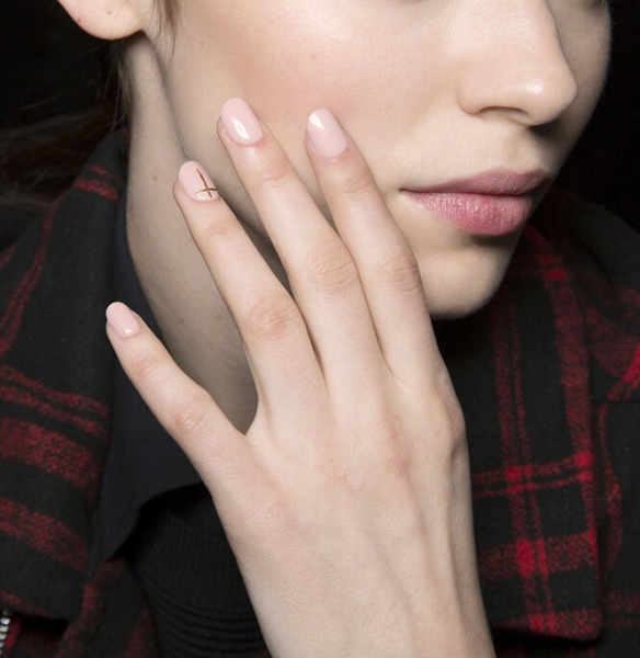 Деловой — не значит скучный: стильные идеи для офисного маникюра