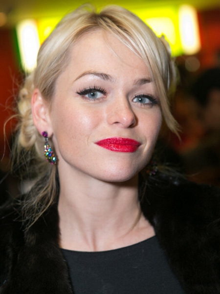 Дешево и сердито: бюджетная косметика, которой пользуются российские звёзды