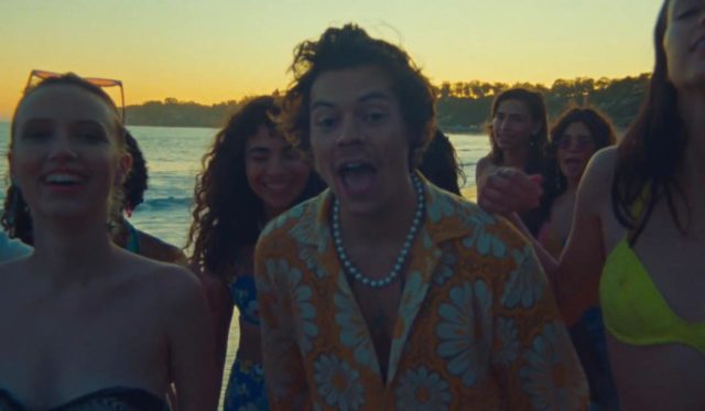 Гарри Стайлс выпустил клип: рассказываем, как повторить его образы