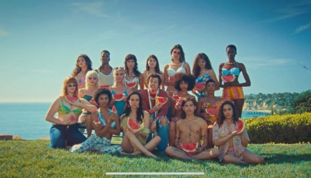 Гарри Стайлс выпустил клип: рассказываем, как повторить его образы