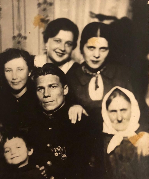 К 9 мая: звезды о своих родных-героях