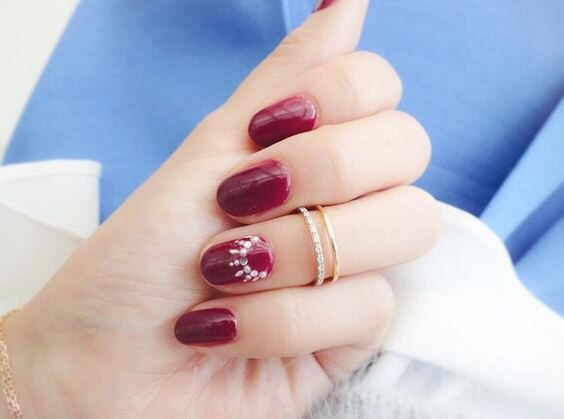 Красный, винный и бордовый: 10 невероятно крутых идей для маникюра