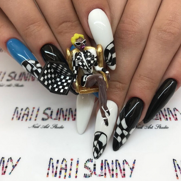 Кремль, гроб и&nbsp;попа Ким: таких маникюров ты еще не&nbsp;видела