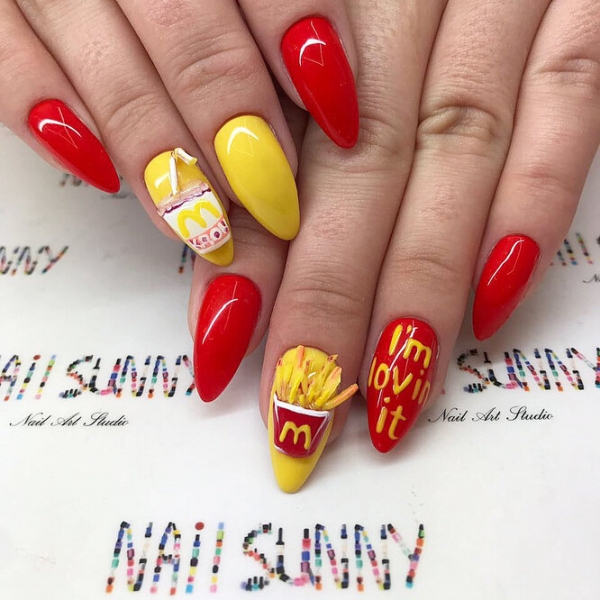 Кремль, гроб и&nbsp;попа Ким: таких маникюров ты еще не&nbsp;видела