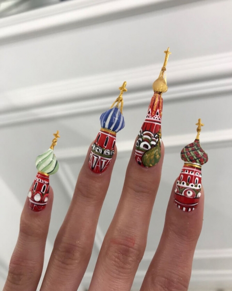 Кремль, гроб и&nbsp;попа Ким: таких маникюров ты еще не&nbsp;видела