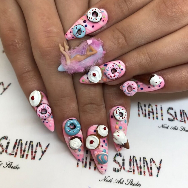 Кремль, гроб и&nbsp;попа Ким: таких маникюров ты еще не&nbsp;видела