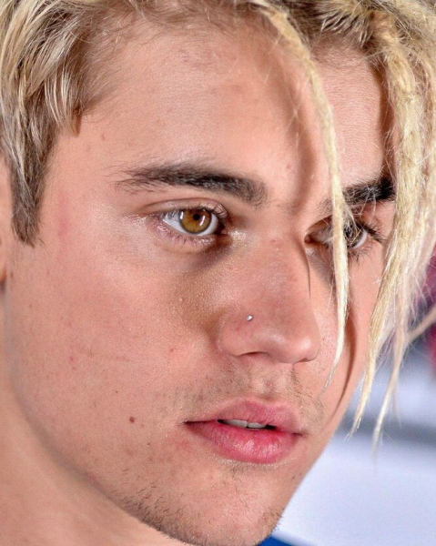 Крупным планом: Instagram-аккаунт с провокационными фотографиями звезд