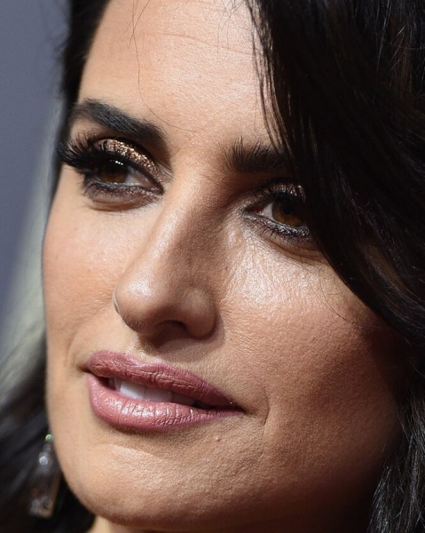 Крупным планом: Instagram-аккаунт с провокационными фотографиями звезд