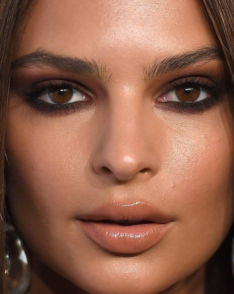 Крупным планом: Instagram-аккаунт с провокационными фотографиями звезд